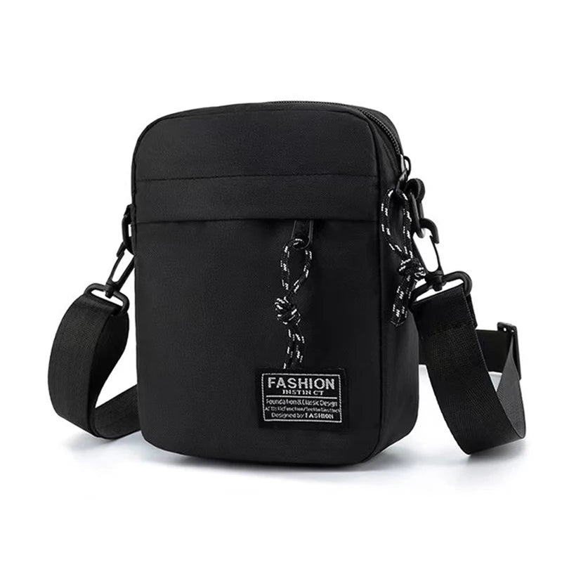 Men's bag, available in single shoulder or cross-body design, suitable for daily use during school. Made of nylon material.