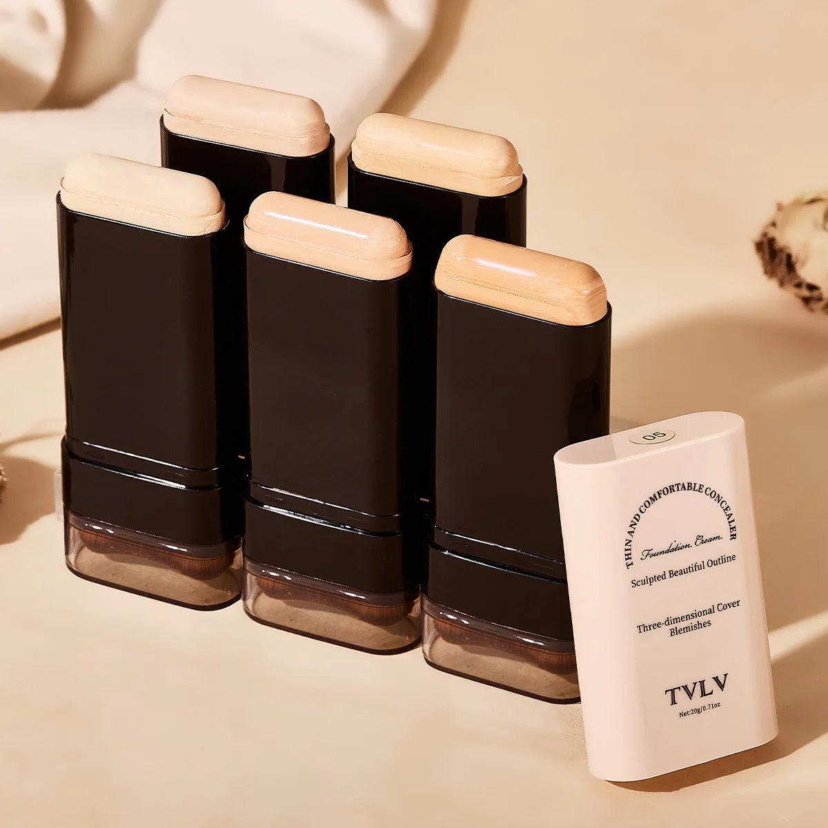 Foundation make-up concealer is light and thin to hold makeup, cover facial defects, and create a clear makeup effect